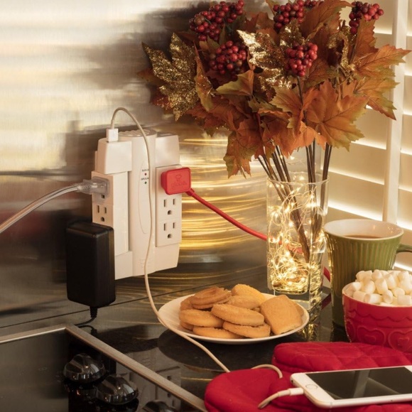 [Globe Electric] New 6-Outlet Swivel Space Saving 2 USB Surge Protector Outlet - Picture 3 of 3